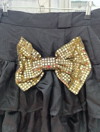 Falda corta negra con un lacito