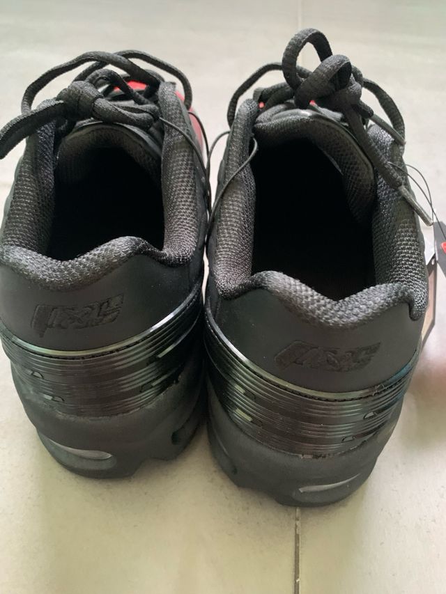 Zapatillas deportivas rojas y negras