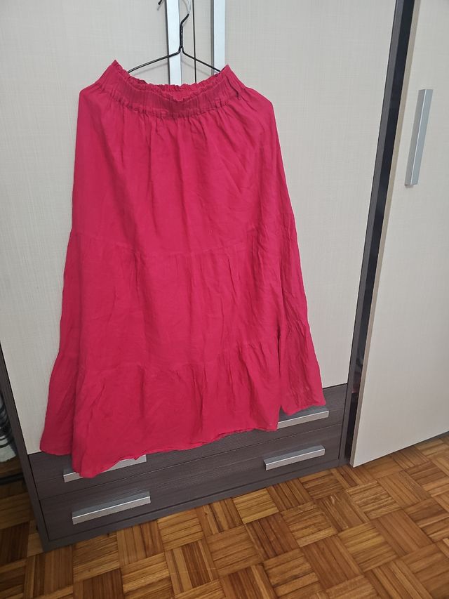 Falda roja larga