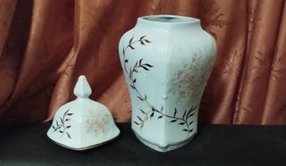 Jarrón antiguo de porcelana
