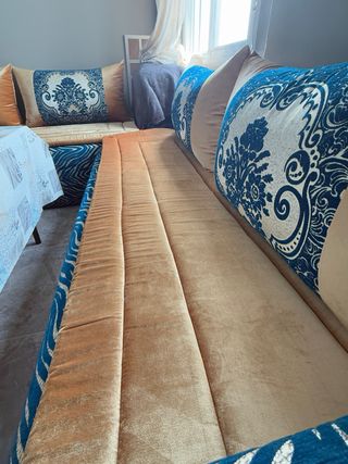 Sofá marroquí azul y dorado