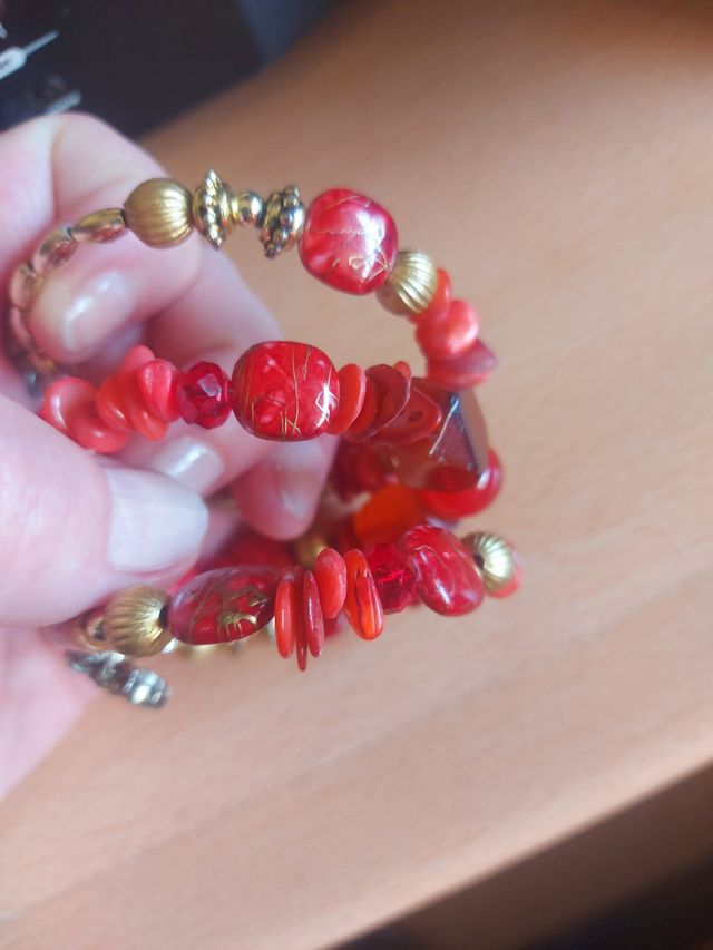 Brazalete rojo y dorado