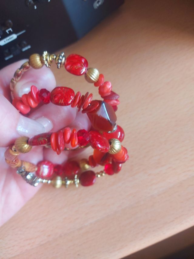 Brazalete rojo y dorado