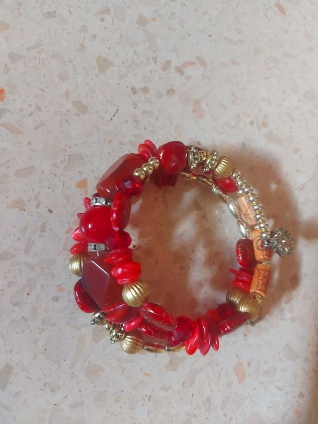 Brazalete rojo y dorado