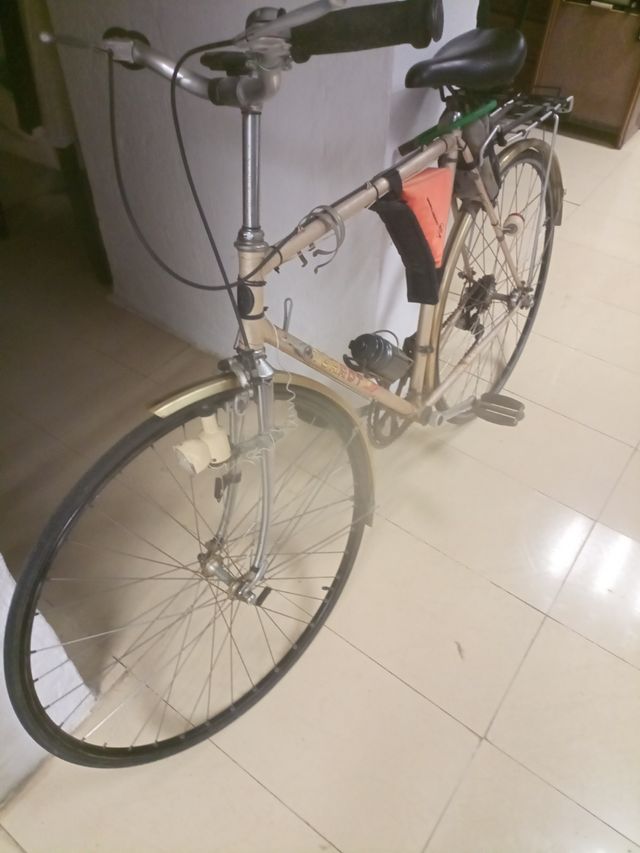 Bicicleta antigua Torrot dorada.