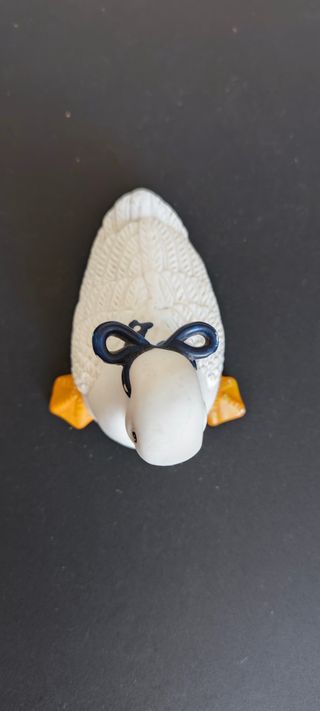 Papera in ceramica con fiocco blu soprammobile