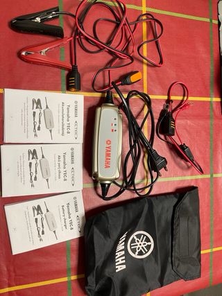 Cargador Yamaha YEC 8 - Baterías 12V