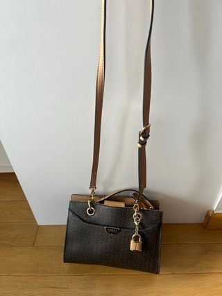 Bolso Guess marrón beige - cadena