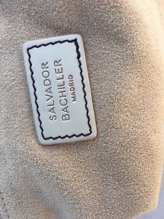 Bolso Salvador Bachiller beige & pull and bear. 