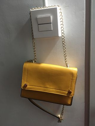 Bolso Salvador Bachiller beige & pull and bear. 