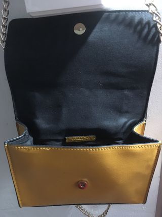 Bolso Salvador Bachiller beige & pull and bear. 