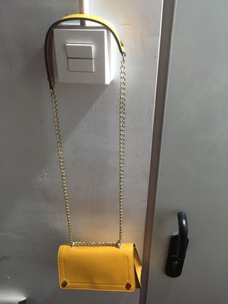 Bolso Salvador Bachiller beige & pull and bear. 