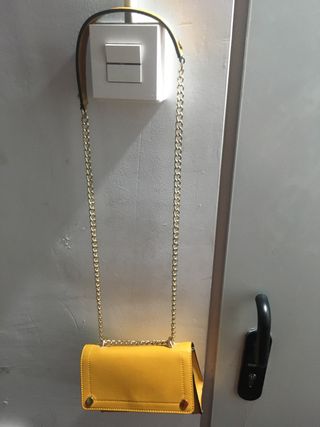 Bolso Salvador Bachiller beige & pull and bear. 
