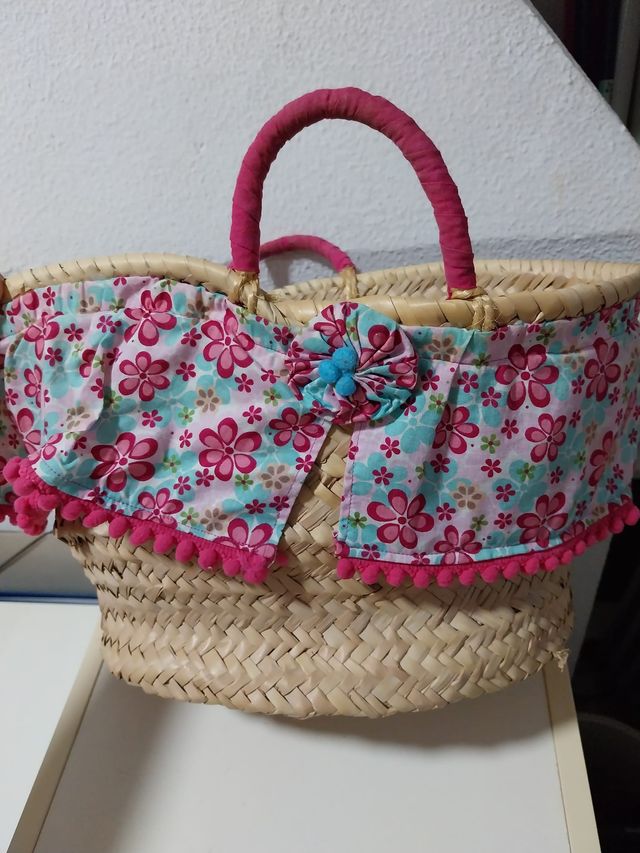 Cesto de mimbre para niña