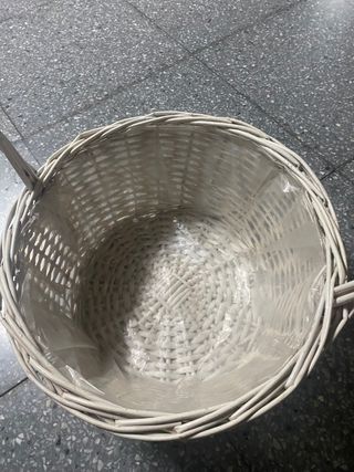 Cesta mimbre blanca flores