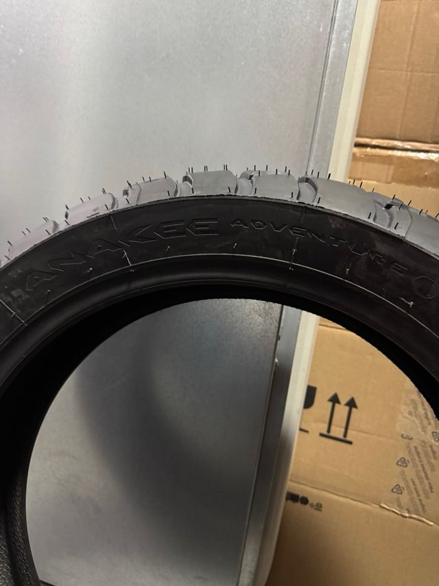 Neumáticos Michelin Anakee Adventure sin estrenar.