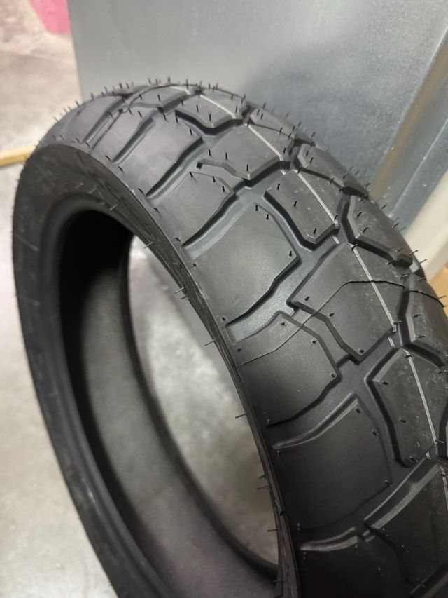 Neumáticos Michelin Anakee Adventure sin estrenar.