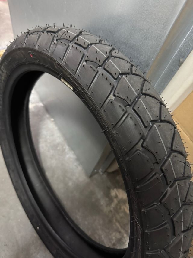 Neumáticos Michelin Anakee Adventure sin estrenar.