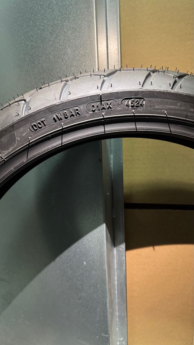 Neumáticos Michelin Anakee Adventure sin estrenar.