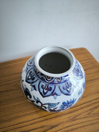 Jarrón azul y blanco de cerámica