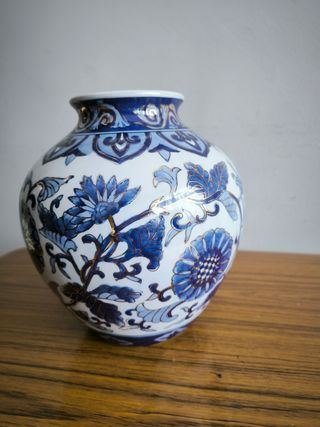 Jarrón azul y blanco de cerámica