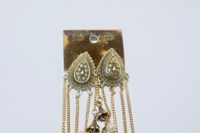 Aretes largos dorados con perlas