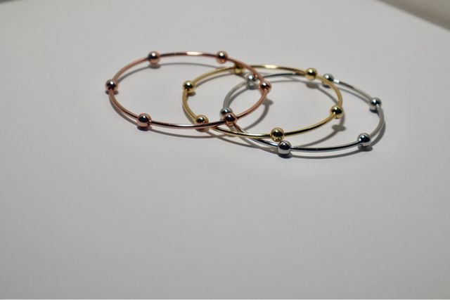 Pulseras doradas y plateadas