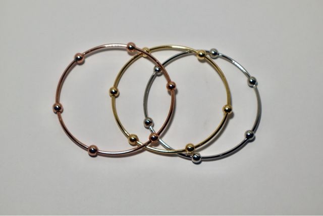 Pulseras doradas y plateadas