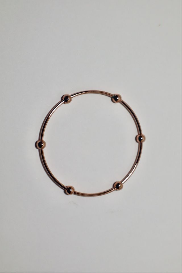 Pulseras doradas y plateadas