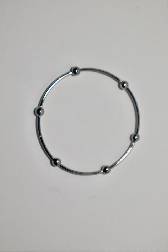 Pulseras doradas y plateadas