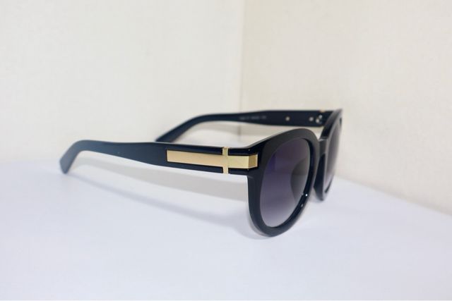 Gafas de sol redondas negras y doradas