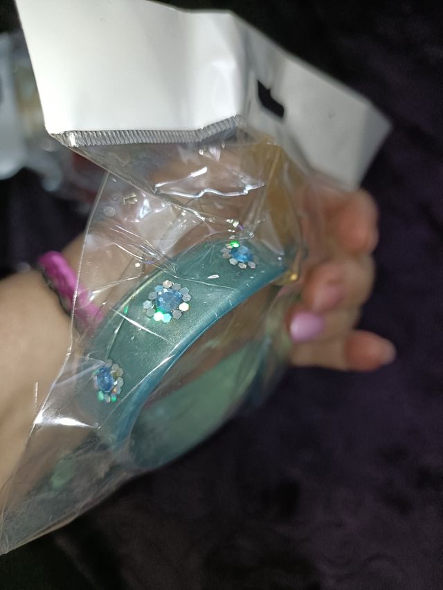 Orecchini a cerchio viola con strass