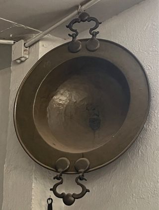 Antigua pieza de metal