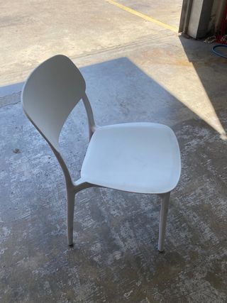 Silla blanca de plástico