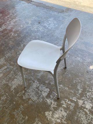 Silla blanca de plástico