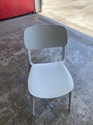 Silla blanca de plástico