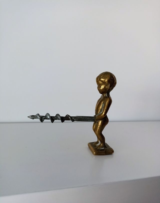 antigua estatua niño desnudo abridor en bronce