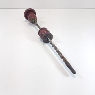 Trapano manuale, vintage. Pomello in legno