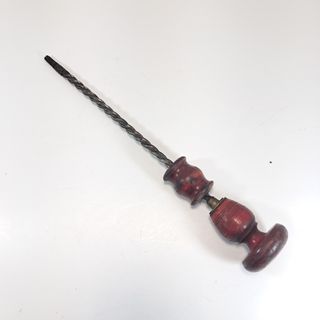 Trapano manuale, vintage. Pomello in legno