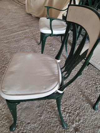 Conjunto sillas y mesas