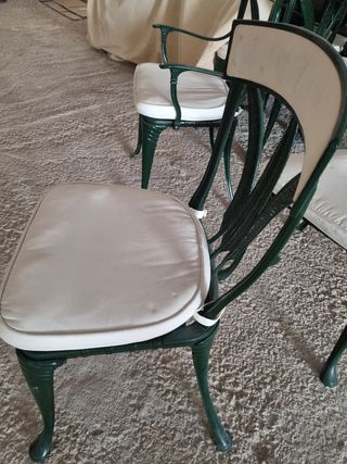 Conjunto sillas y mesas