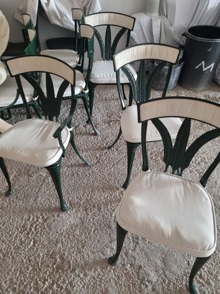 Conjunto sillas y mesas