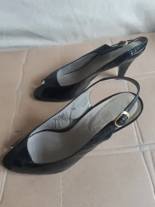 Zapatos tacones negros charol