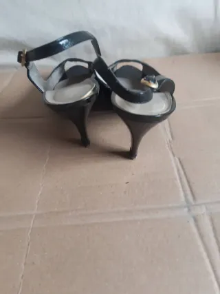 Zapatos tacones negros charol