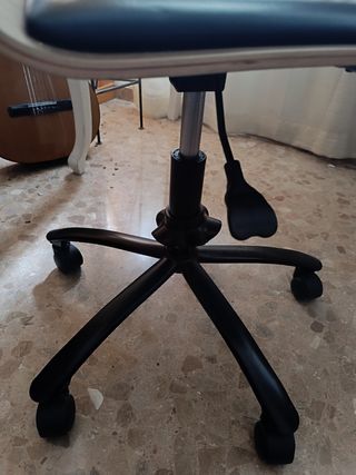 Silla de escritorio con ruedas – diseño moderno