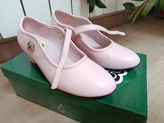 Zapatos sevillana niña 34 rosas.