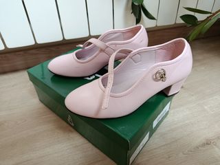 Zapatos sevillana niña 34 rosas.