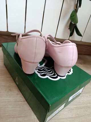 Zapatos sevillana niña 34 rosas.