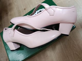 Zapatos sevillana niña 34 rosas.