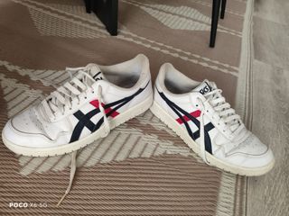Zapatillas Asics blancas y azules